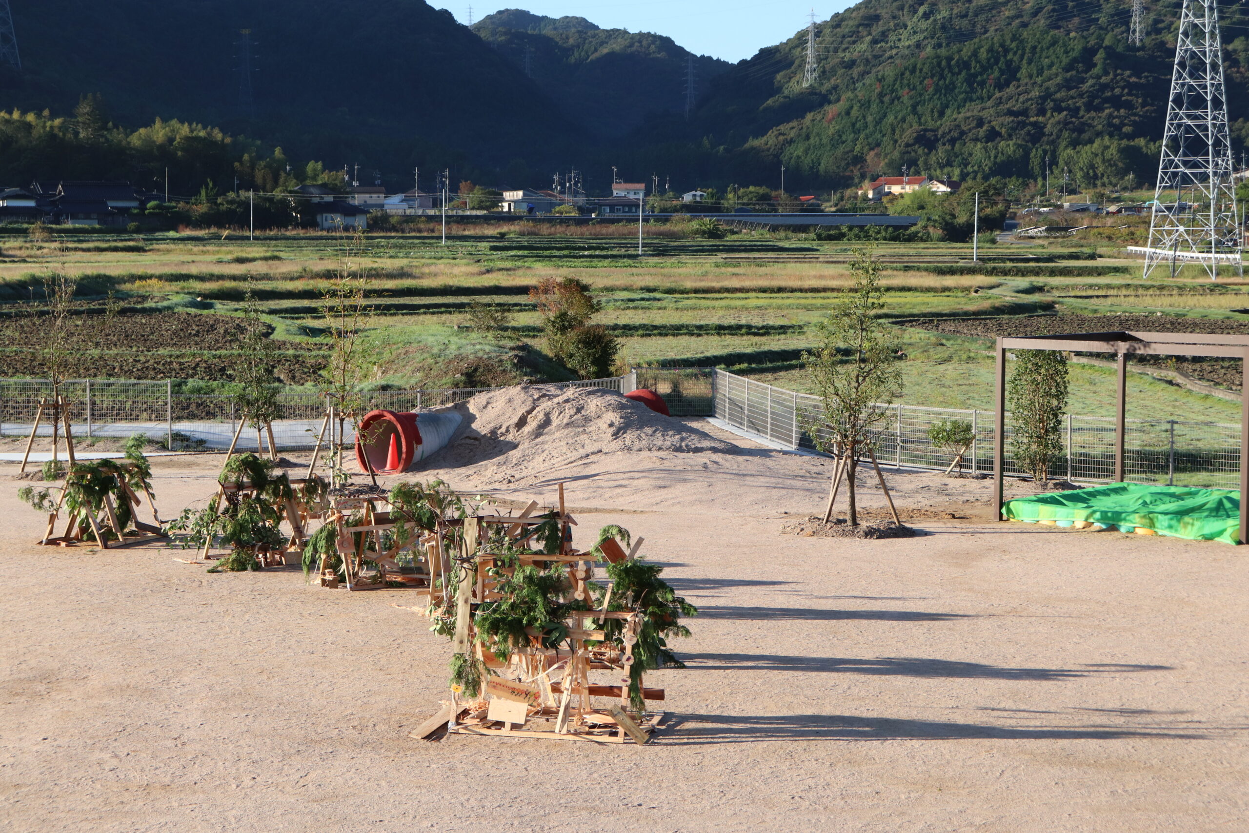 画像：満３歳以上児用園庭へ大型の木々の植栽工事が完了しました